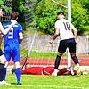 Nicht drin: Marco Weber hält den Ball deutlich vor der Linie fest, Jan Steininger (links) und Toni Santoro (Nr. 10) drehen ab, die in ...