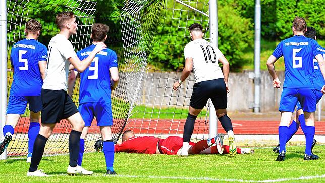 Nicht drin: Marco Weber hält den Ball deutlich vor der Linie fest, Jan Steininger (links) und Toni Santoro (Nr. 10) drehen ab, die in ...