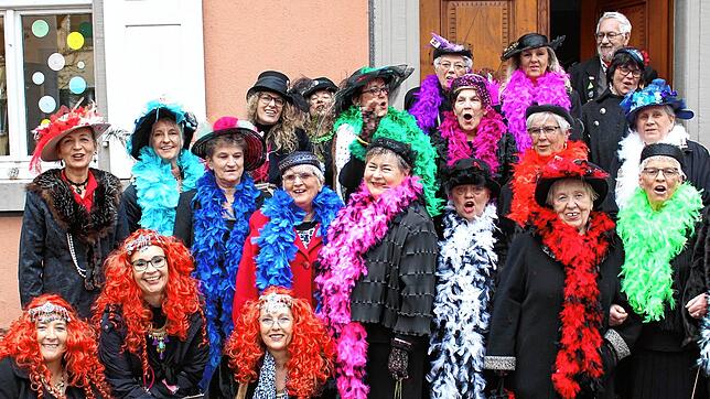 Prächtig herausgeputzt hatten sich die Damen beim beim &bdquo;Öflinger Wiiberklatsch&ldquo;.