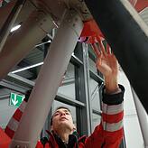 Check im Hangar: Bevor der Rettungshubschrauber auf den Startplatz gefahren wird, überprüft Pilot Kilian Szulmirski das Fluggerät von ...