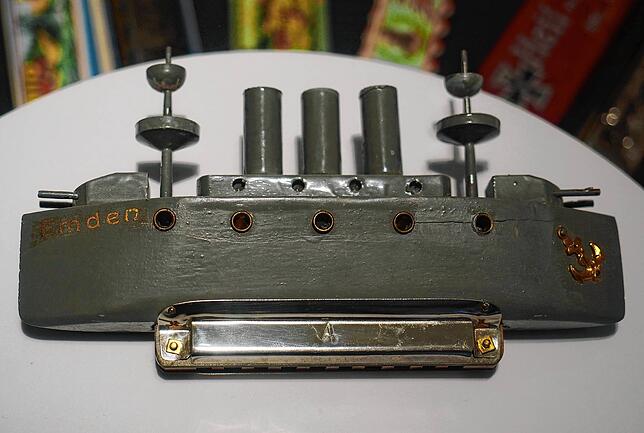 Die gestalterische Fantasie kennt bei den Deckeln von Mundharmonikas keine Grenzen. Dieses Instrument hat sich dem Kriegsschiff ...