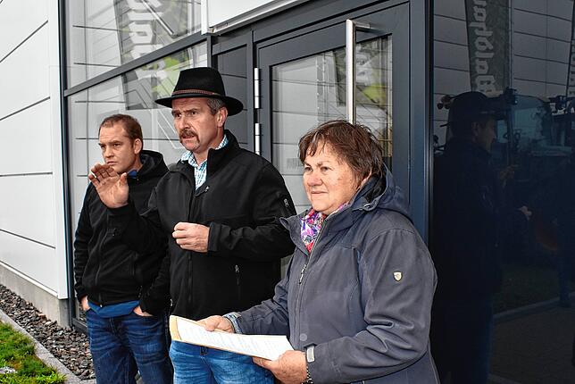 Landwirt Christian Wassmer aus Häg-Ehrsberg (Mitte) und Waltraud Raith aus Sindelfingen (rechts) protestierten gegen die aktuelle ...