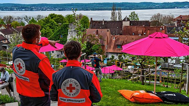 Mitglieder des DRK-Ortsvereins Überlingen sind für die Besucher da, bei kleinen Blessuren ebenso wie bei medizinischen Notfällen. Hier ...