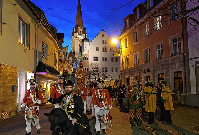 Bild 5: Flammen unterm Konzertsegel – die Narren beenden die Fastnacht