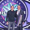 Nervös, aber glücklich: SÜDKURIER-Redakteur Tobias Kaiser mit Moderator Günther Jauch im „Wer wird Millionär“-Studio in Köln. Bild: MG ...