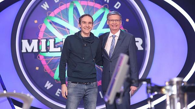 Nervös, aber glücklich: SÜDKURIER-Redakteur Tobias Kaiser mit Moderator Günther Jauch im „Wer wird Millionär“-Studio in Köln. Bild: MG ...