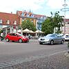 Alltagssituation an der Ecke Schulstraße / Karlstraße. Sie lässt sich vielfach am Tag beobachten. Der silbergraue Mercedes müsste ...