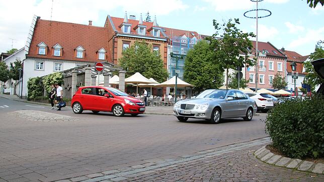Alltagssituation an der Ecke Schulstraße / Karlstraße. Sie lässt sich vielfach am Tag beobachten. Der silbergraue Mercedes müsste ...