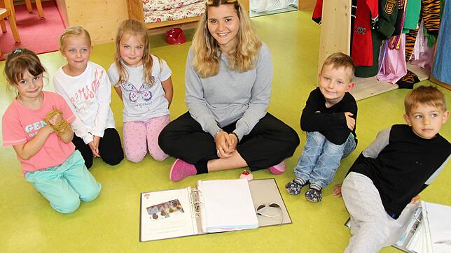 Der Studentin macht die Arbeit mit den Kindern sehr viel Spaß. Von links: Sophia, Lavinia, Chiara, Annarita Alise, Eliah und Joel.