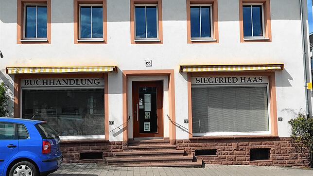 Rollläden runter, Laden geschlossen: Ein Bild aus den Tagen des Lockdowns mit zahlreichen Ladenschließungen. Hier die Buchhandlung Haas ...