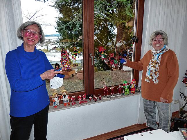 Ingeborg Rott (links) und Brigitte Bisinger schwärmen von früher. Beide waren in der Garde. Ihre Fasnet-Verbundenheit zeigt sich bei ...
