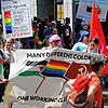 Beim Christopher Street Day am 20. Juli 2024 in Konstanz: Demonstranten tragen ein Transparent, auf dem zusammen die Fahnen von ...