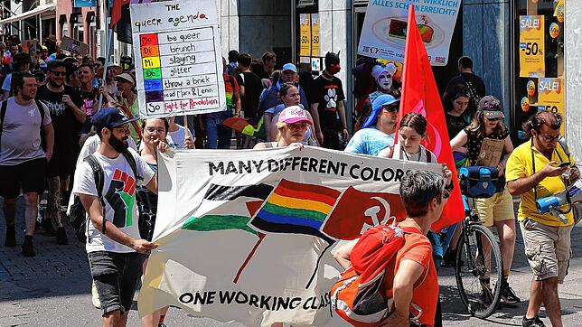 Beim Christopher Street Day am 20. Juli 2024 in Konstanz: Demonstranten tragen ein Transparent, auf dem zusammen die Fahnen von ...