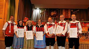 Bei der Ehrung (von links): Vorsitzender Ralf Huber, Katrin Nägele, Andrea Braiek, Bärbel Peduzzi, Markus Wagner, Walter Stoll und ...
