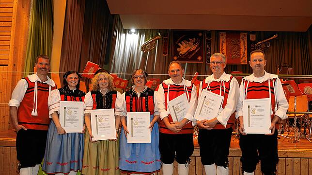Bei der Ehrung (von links): Vorsitzender Ralf Huber, Katrin Nägele, Andrea Braiek, Bärbel Peduzzi, Markus Wagner, Walter Stoll und ...