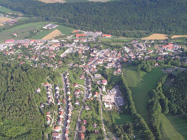 Heute: Die Stühlinger Rappenhaldensiedlung aus der Gegenrichtung mit Blick auf die stark gewachsene Unterstadt.