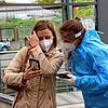 Linda Waldowska (links) aus Heiligenberg lässt sich im Corona-Testzentrum des dm-Marktes in Überlingen auf Covid-19 testen. Janika ...
