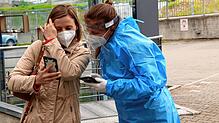 Linda Waldowska (links) aus Heiligenberg lässt sich im Corona-Testzentrum des dm-Marktes in Überlingen auf Covid-19 testen. Janika ...