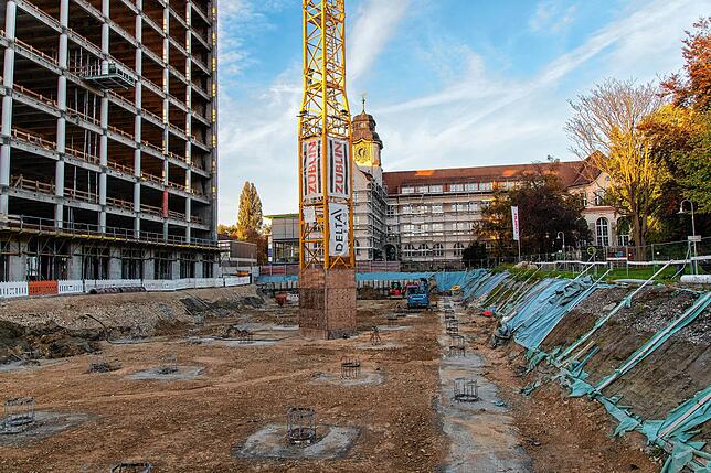 Die Bauarbeiten im Erdreich sind abgeschlossen. Demnächst sollen die Brüstungen für die Balkone an die Hochhausfassade gebaut werden.