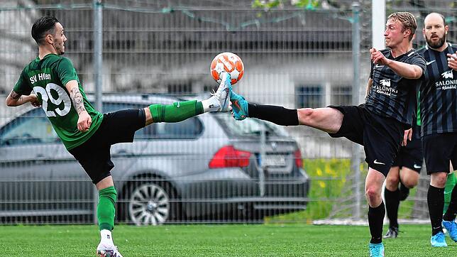 Fußballballett: Nur selten gab es im &bdquo;Duell am Strich&ldquo; so vermeintliche Kabinettstückchen zu sehen, wie hier von Hertens ...