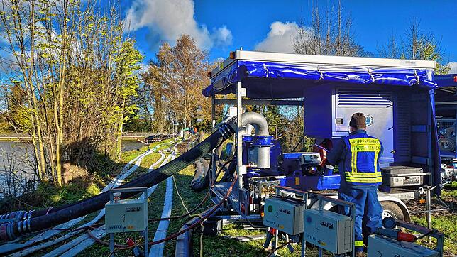 Seit Dienstagmittag sind verschiedene Ortsgruppen des Technischen Hilfswerks (THW) am Appenweiler Weiher im Einsatz. Der Damm drohte zu ...