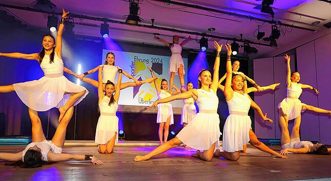Die Showgruppe des Turnvereins Überlingen sorgte im vollbesetzten Kursaal für großartige Stimmung.