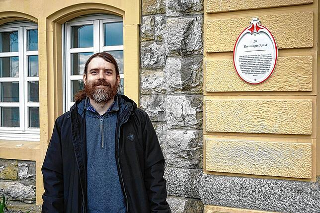 Waldshut-Tiengens Stadtarchivar Ingo Donnhauser vor dem Gebäude des ehemaligen Krankenhauses von Tiengen.