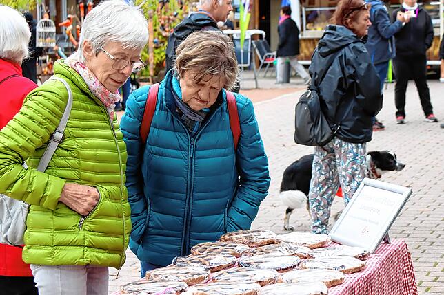Bild 15: Regionales lockt auf den Mühlenplatz zum Naturparkmarkt