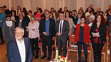 Die Gäste bei der Verabschiedung von Roland Wehrle (vorne) als Geschäftsführer der Nachsorgeklinik Tannheim singen ihm zum Ausstand ein ...