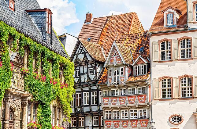 In Quedlinburgs Altstadt reihen sich die traditionellen Fachwerkhäuser aneinander.