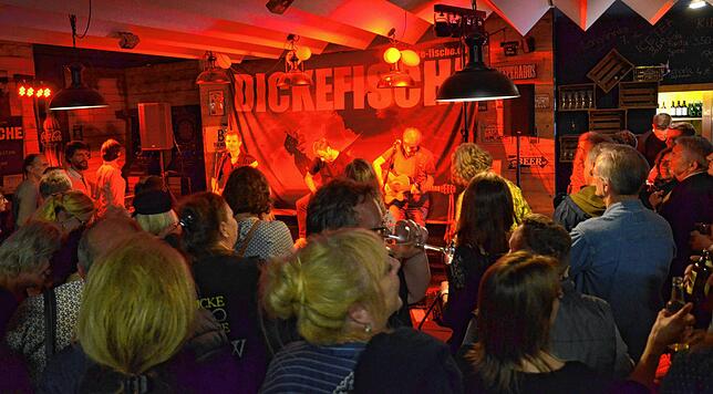 Im „Ludwig“ begeistern die Band Dicke Fische ihr Publikum bei der Musiknacht 2023.