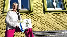Die Musikerin und Autorin Angelika Dohlien am Bahnhof der Sauschwänzlebahn.