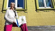 Die Musikerin und Autorin Angelika Dohlien am Bahnhof der Sauschwänzlebahn.