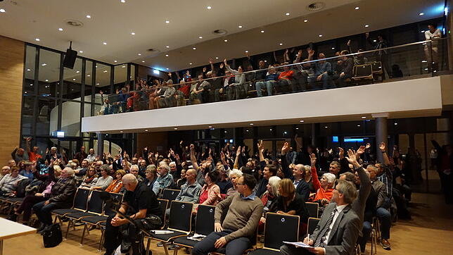 Über 300 Bürger kamen zur Infoveranstaltung in den Welterbesaal. Die Mehrheit stimmte nach zweieinhalb Stunden Diskussion für den Erhalt ...
