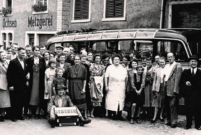 Die legendäre „Ochsen-Wirtin“ Ruth Lettenmeyer umringt von einer Busgesellschaft in den 1950er Jahren. Sie sprach fließend ...