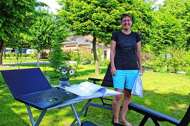 Katrin Schwarz aus Füssen kann Camping gut mit Arbeiten verbinden. Dazu hat sie ihr &bdquo;Home Office to go&ldquo; auf dem Camping ...