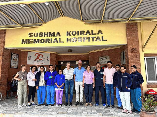 Das Team des SKM Hospitals in Nepal mit Christiane Bär-Benzing.