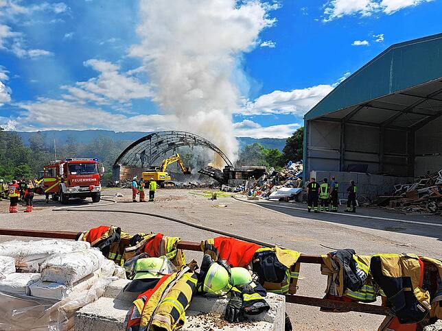 Bild 3: Wehr: Feuer auf der Mülldeponie - Bilder des Einsatzes auf dem Lachengraben