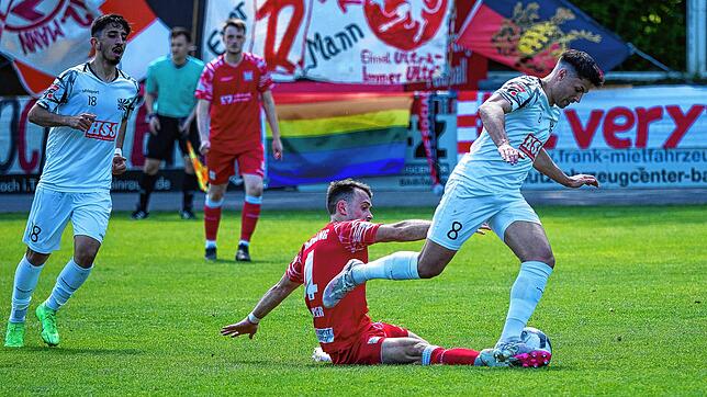 Die TSG Backnang zeigte eine harte Gangart: Maximilian Kuchler (am Boden) setzt gegen Villingens Nico Tadic die Grätsche an.
