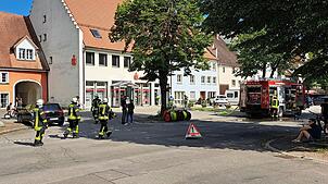 Gegen 17 Uhr scheinen die Einsatzkräfte die Lage in der Kirchstraße wieder unter Kontrolle zu haben.