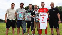 Mannschaftssprecher Florian Grad (von links) mit Patrick Wolfram und Heiko Kraus, dem SVS-Vorsitzenden Werner Scheuble, Julian Steidle ...