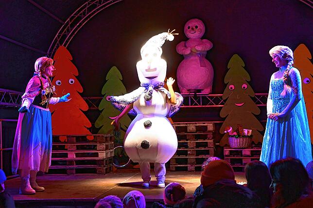 Märchenhafter Besuch schaute in Form der Eiskönigin Elsa und ihrer Schwester Anna samt Schneemann Olaf im Wunderland vorbei.