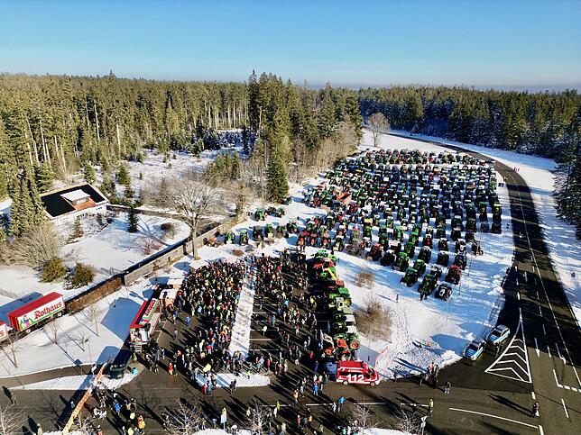 Bild 37: Bauern protestieren gegen Sparpläne: Bilder vom Traktorkorso zur Brauerei Rothaus