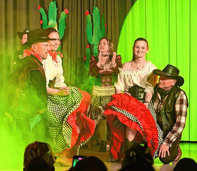 Bild 2: Närrischer Spaß in der Ritterburg: So erlebten die Besucher den Bunten Abend in Weilheim