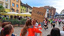 Bad Säckinger Trompeterlauf 2025: Für die Liebe muss Zeit sein. Florian drückt hier seiner Annika während des Fitnesslaufs einen Kuss ...