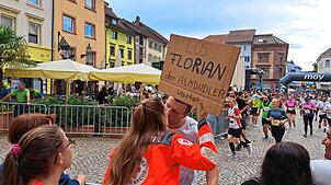 Bad Säckinger Trompeterlauf 2025: Für die Liebe muss Zeit sein. Florian drückt hier seiner Annika während des Fitnesslaufs einen Kuss ...