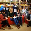 Die Schüler passen auf, dass bei der Unterzeichnung des Kooperationsvertrags zwischen der Stadtbücherei und der Wiestorschule alles ...