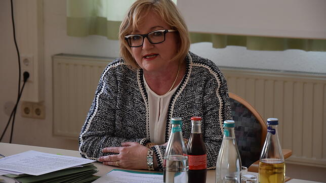 Sabine Hartmann-Müller verlas zu Beginn der Sitzung eine persönliche Erklärung, in der sie nicht mit Kritik sparte.