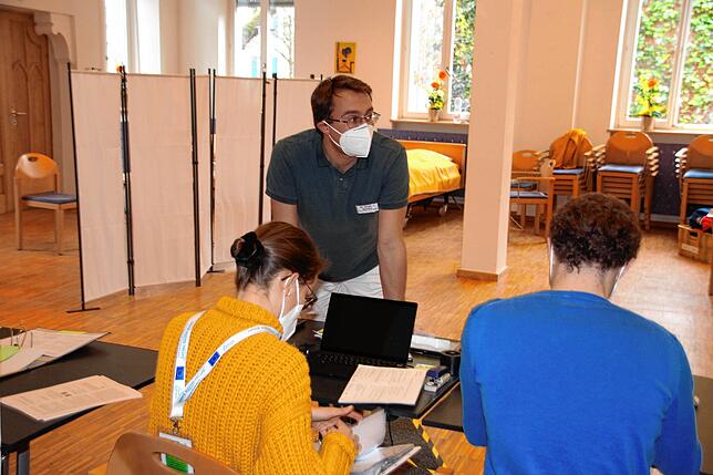Stephan Scholtes bespricht sich mit den Freiburger Medizinstudenten vom mobilen Impfteam.