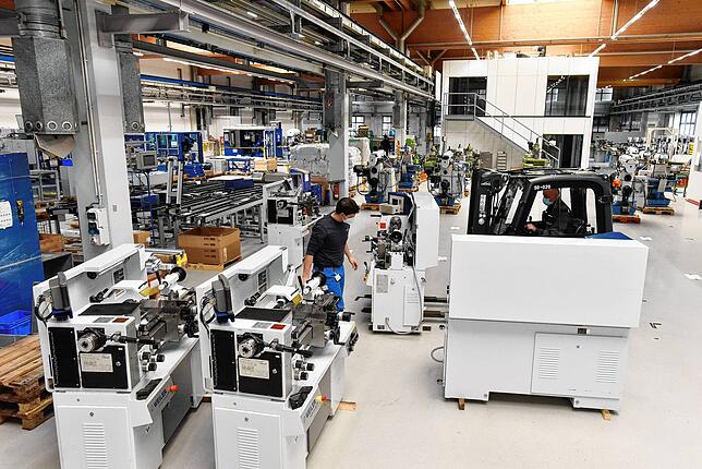 Im neuen IMS Gear-Ausbildungszentrum hat alles – im Bildvordergrund werden gerade die Drehmaschinen positioniert – seinen ...